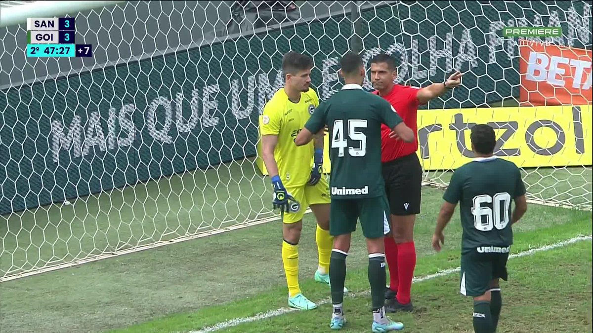 Pênalti para o Santos! VAR discordou, mas o árbitro Bruno Arleu manteve a marcação. Na área, ele mandou para os jogadores do Goiás: "Você vai ver depois"