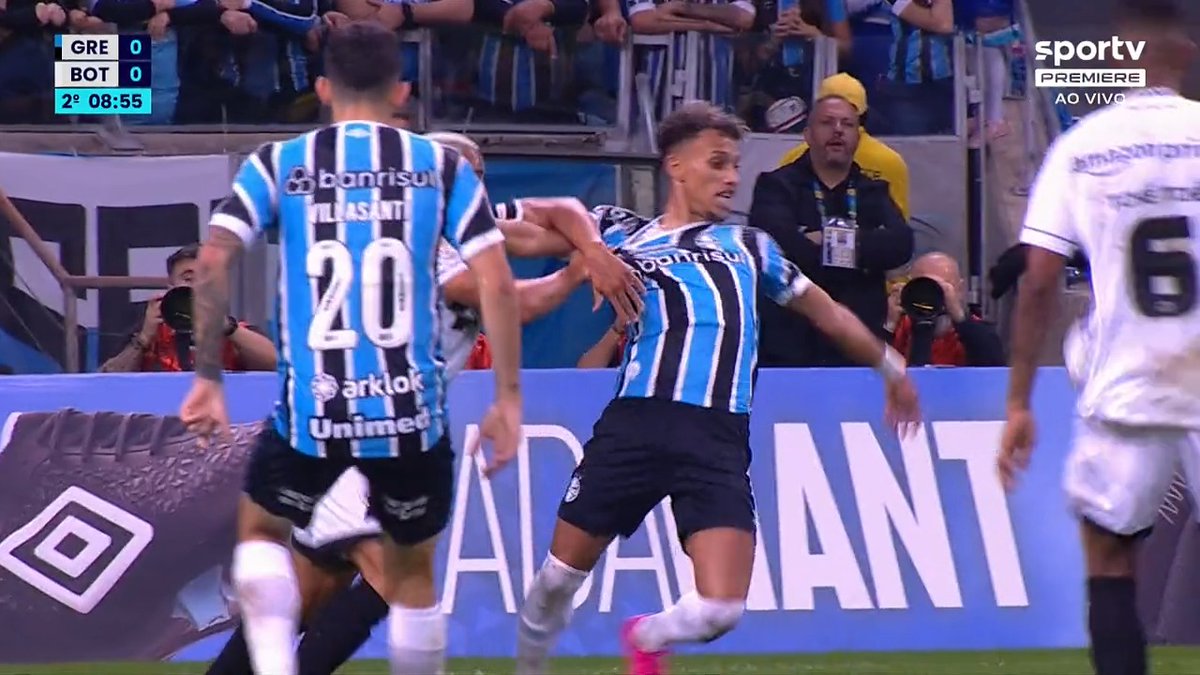 Jogadores do Grêmio pediram pênalti em Bitello após lance na área com Marçal