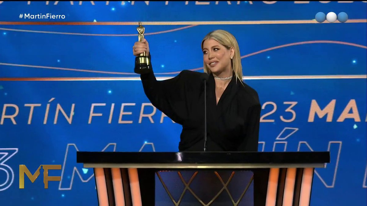👏 Wanda Nara se quedó con el premio Revelación por su labor en #QuienEsLaMascara Este momento ganador en los #MartinFierro lo presentó Buenos Aires Ciudad