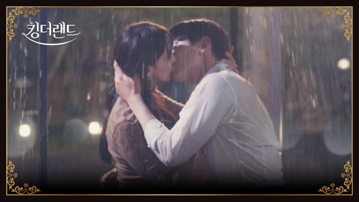 서로의 마음을 확인한 구원(#이준호)-천사랑(#임윤아)의 뜨거운 첫 키스❣ ▶️ 매주 토·일 밤 𝟭𝟬시 𝟯𝟬분 《#킹더랜드》 본방사수👑💖