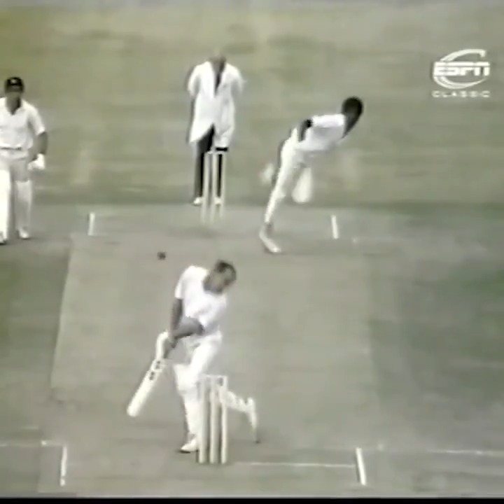 45 year old Brian Close without helmet against a hostile spell from Michael Holding. #OnThisDay in 1976. Yorkshire CCC | Test Match Special | ꜱɪʀ ꜰʀᴇᴅ ʙᴏʏᴄᴏᴛᴛ