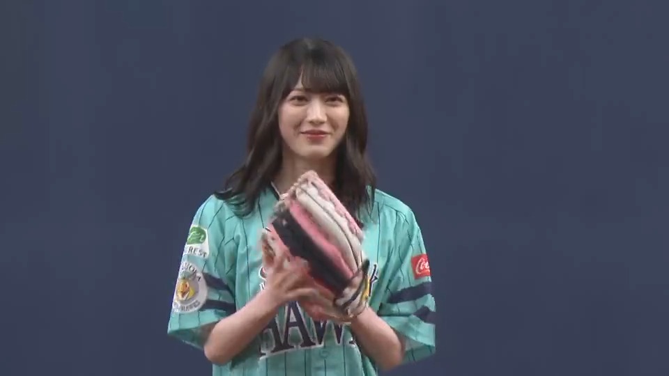 【#鷹の祭典2023 in大阪 始球式】 福岡県出身で櫻坂46の #森田ひかる さんが登場‼️ 本日7/10が22歳の誕生日とのことです🎂 #sbhawks 福岡ソフトバンクホークス（公式） #鷹祭2023 櫻坂46 👇ライブ配信はこちら