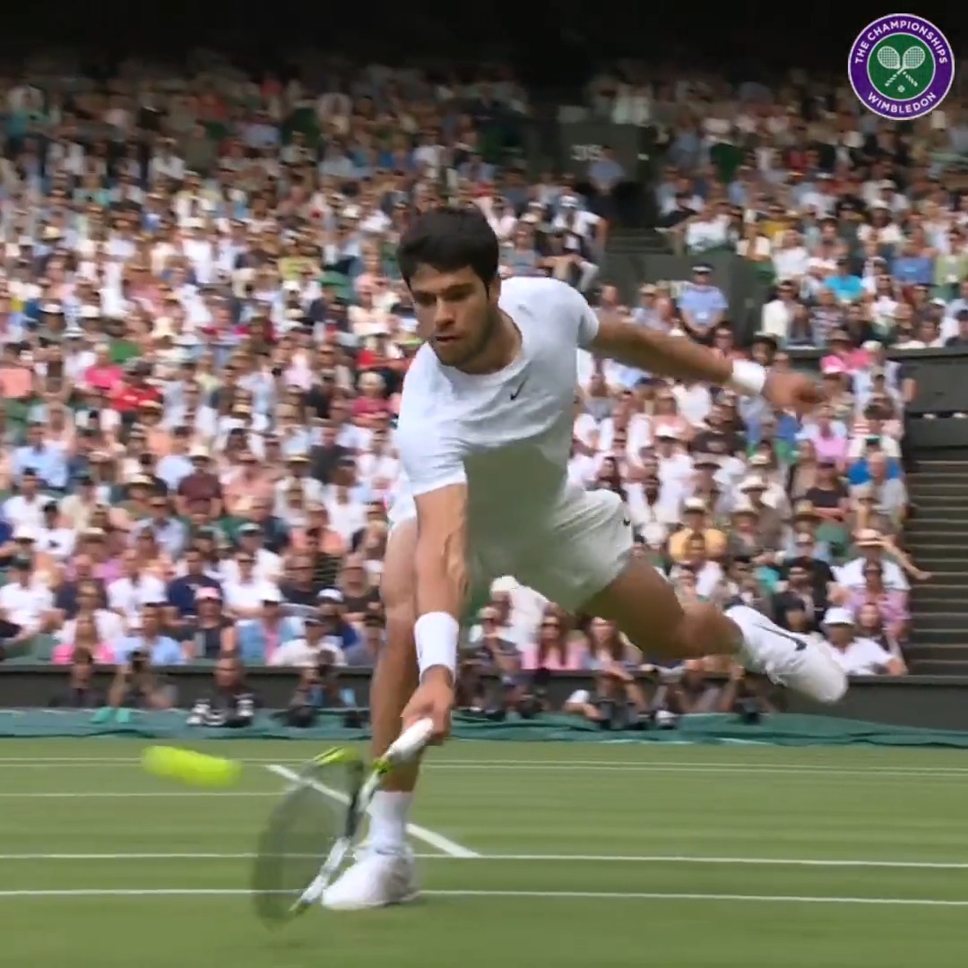 Carlos Alcaraz doing Carlos Alcaraz things 🤯 #Wimbledon