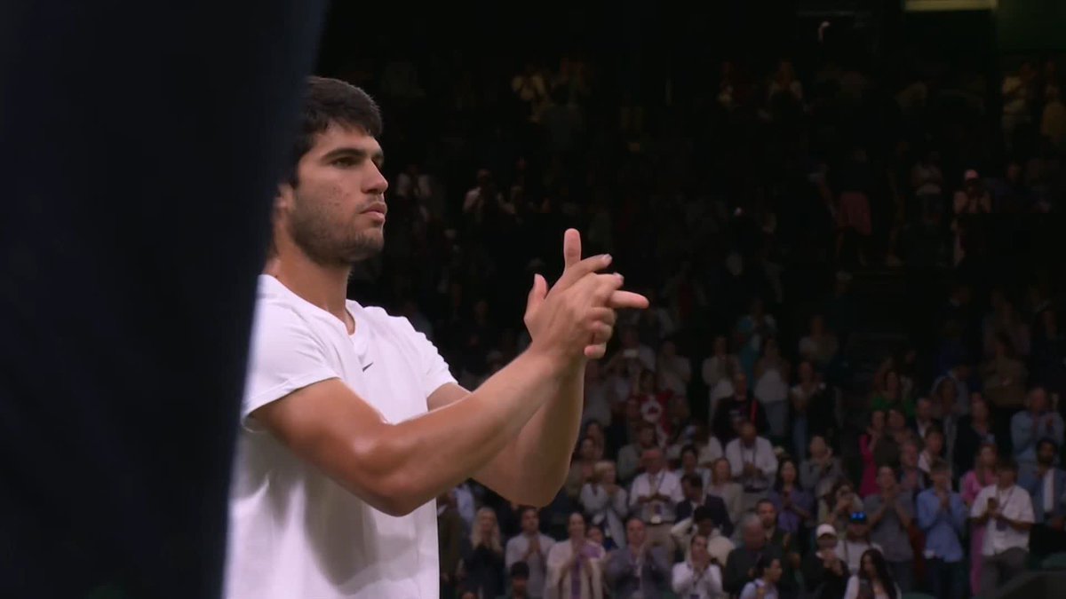 A touch of class from Carlos Alcaraz as he applauds his opponent Matteo Berrettini 👏 #Wimbledon