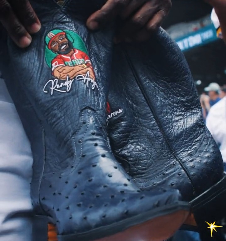 The boots. are. back. 🤠