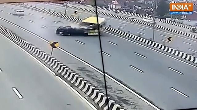 दिल्ली-मेरठ एक्सप्रेस वे पर भीषण सड़क हादसा, गाड़ी के उड़े परखच्चे, 6 लोगों की मौत #DelhiMeerutExpressway #RoadAccident #BusAccident #CarAccident