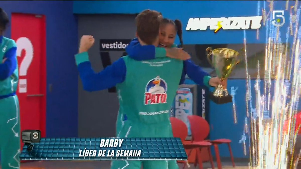 ¿Cuántos angelitos se necesitan para ganarle a cuatro diablitos? Aparentemente solo uno... ¡Barby Juarez es la nueva líder de la casa! 🏆 Revive gratis las galas de #LaCasaDeLosFamososMx a través de ViX 🧡 👉