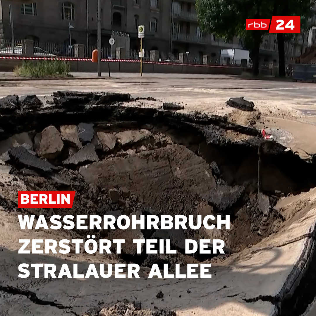 Auf der #Stralauer Allee in #Berlin-#Friedrichshain ist ein 100 Jahre altes Wasserrohr geplatzt. Die Folgen: ein Loch in der #Straße und eine wohl wochenlange #Sperrung.