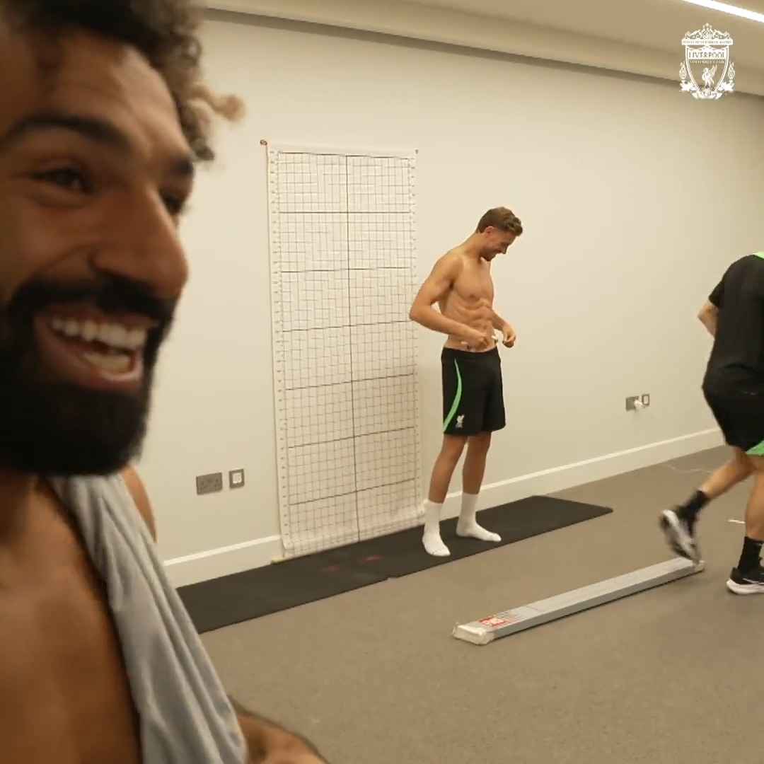 A warm welcome back from Mo and Robbo for Jordan Henderson 😅🥊