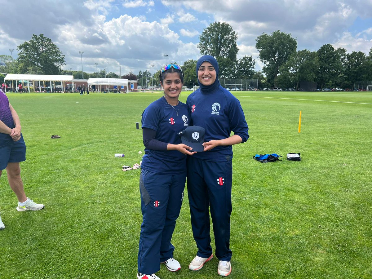 An incredible moment for Nayma Sheikh 💜 Yesterday, she received her first Scotland cap from Abtaha Maqsood 🙌🏴󠁧󠁢󠁳󠁣󠁴󠁿 #FollowScotland