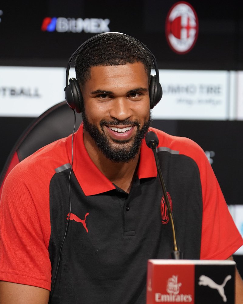 The love of the fans 🔴⚫ The weight of the shirt 8️⃣ His Italian 🤌 ... and 🇺🇸🔜 🗣 Ruben Loftus-Cheek si presenta #ACMQuest #SempreMilan