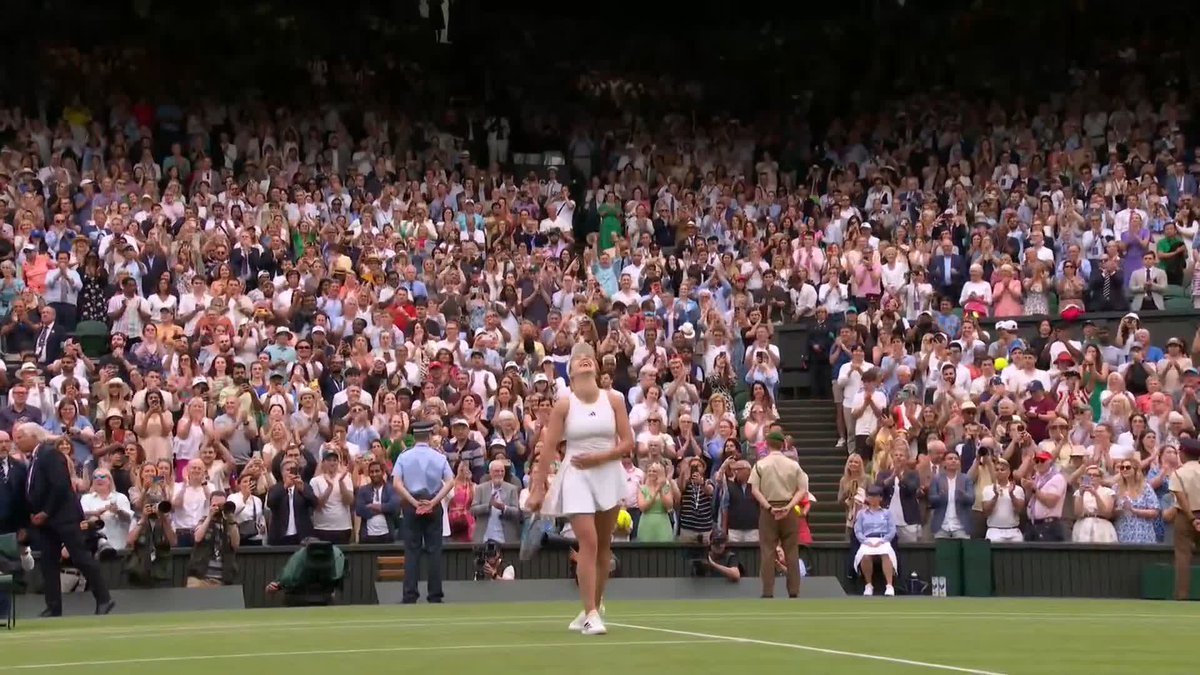 A five-star performance 🌟 Elina Monfils defeats the world No.1 Iga Swiatek 7-5, 6-7(5), 6-2 to reach the semi-finals at #Wimbledon once again