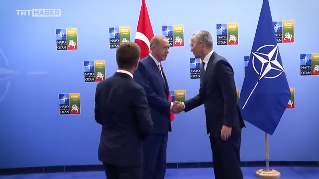 Dik duran bir cumhurbaşkanımız var. Sanmayın ki ellerinde fırsat olduğu zaman yapmadıklarını bırakmazlar. Dik durduğunu zaman, karşılığını isteselerde istemeseler de veriyorlar!