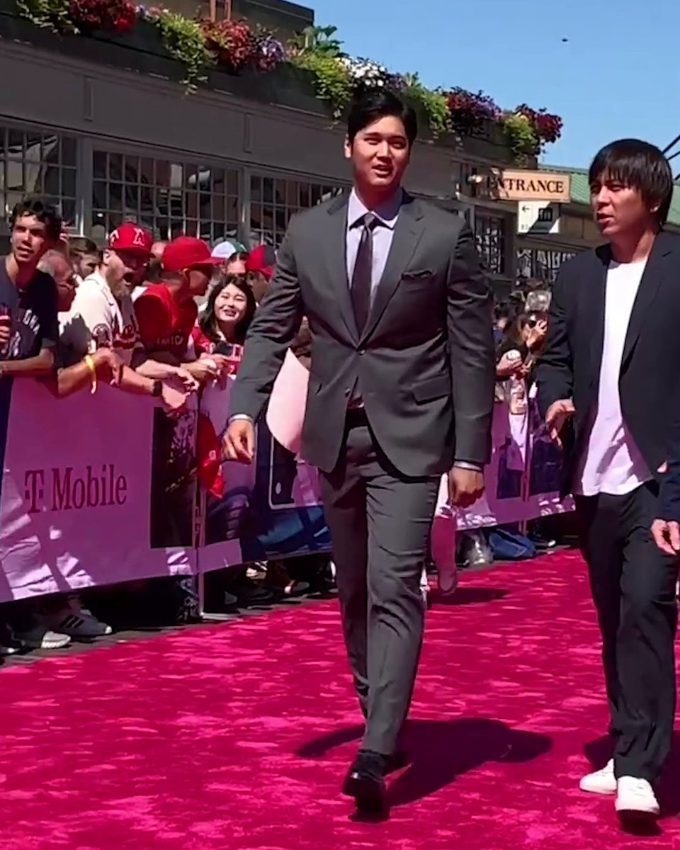 Shohei Ohtani is all business on the MLB All-Star red carpet 📸