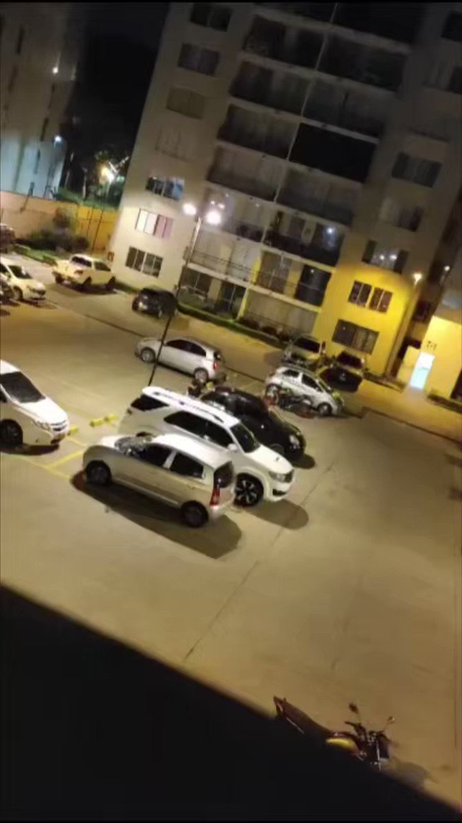 #ReporteEntérateCali Hacia las 03:30 AM. Se presentó intercambio de 🔫 entre estos sujetos y unidades de vigilancia al interior de la unidad residencial K108 Teka en sector de Bochalema, al parecer ingresaron para robar artículos de un vehículo.