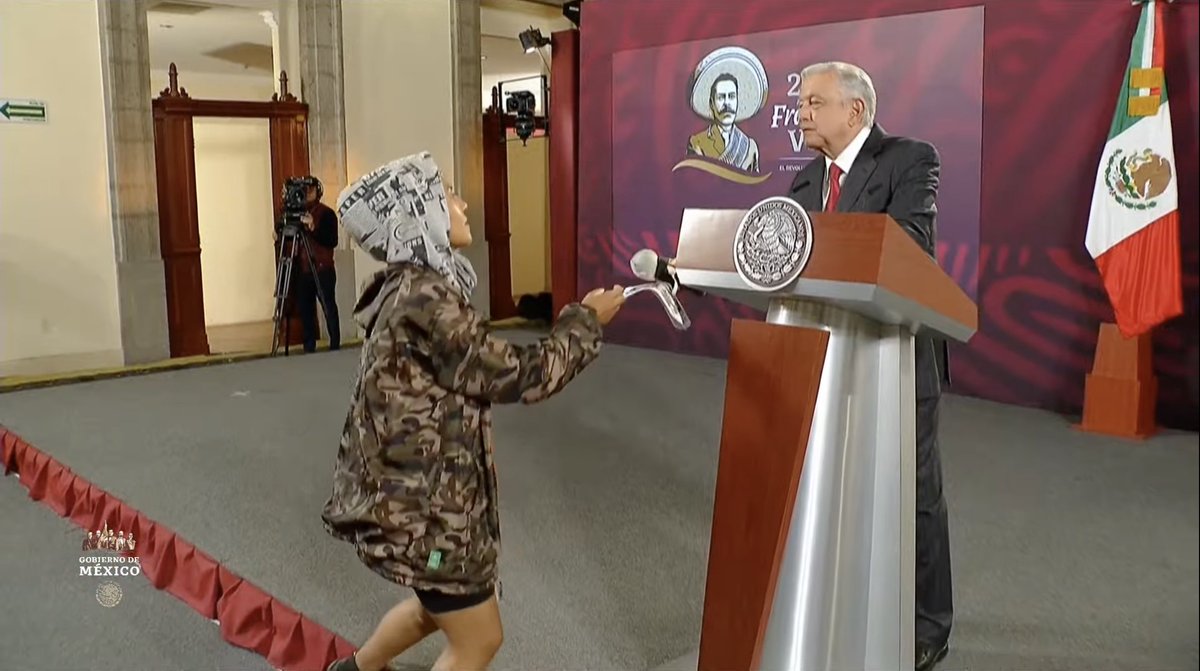 Tras la 'sección musical' en Palacio Nacional, un mujer irrumpió en la 'mañanera' del presidente López Obrador para solicitarle ayuda. El mandatario federal le aseguró que se le va a atender. Más, en: