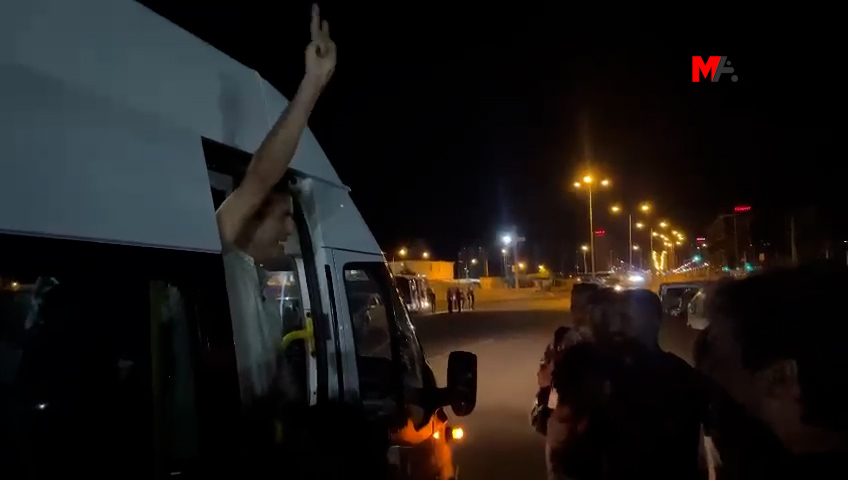 Tahliye olan 15 gazeteci cezaevinden çıktı