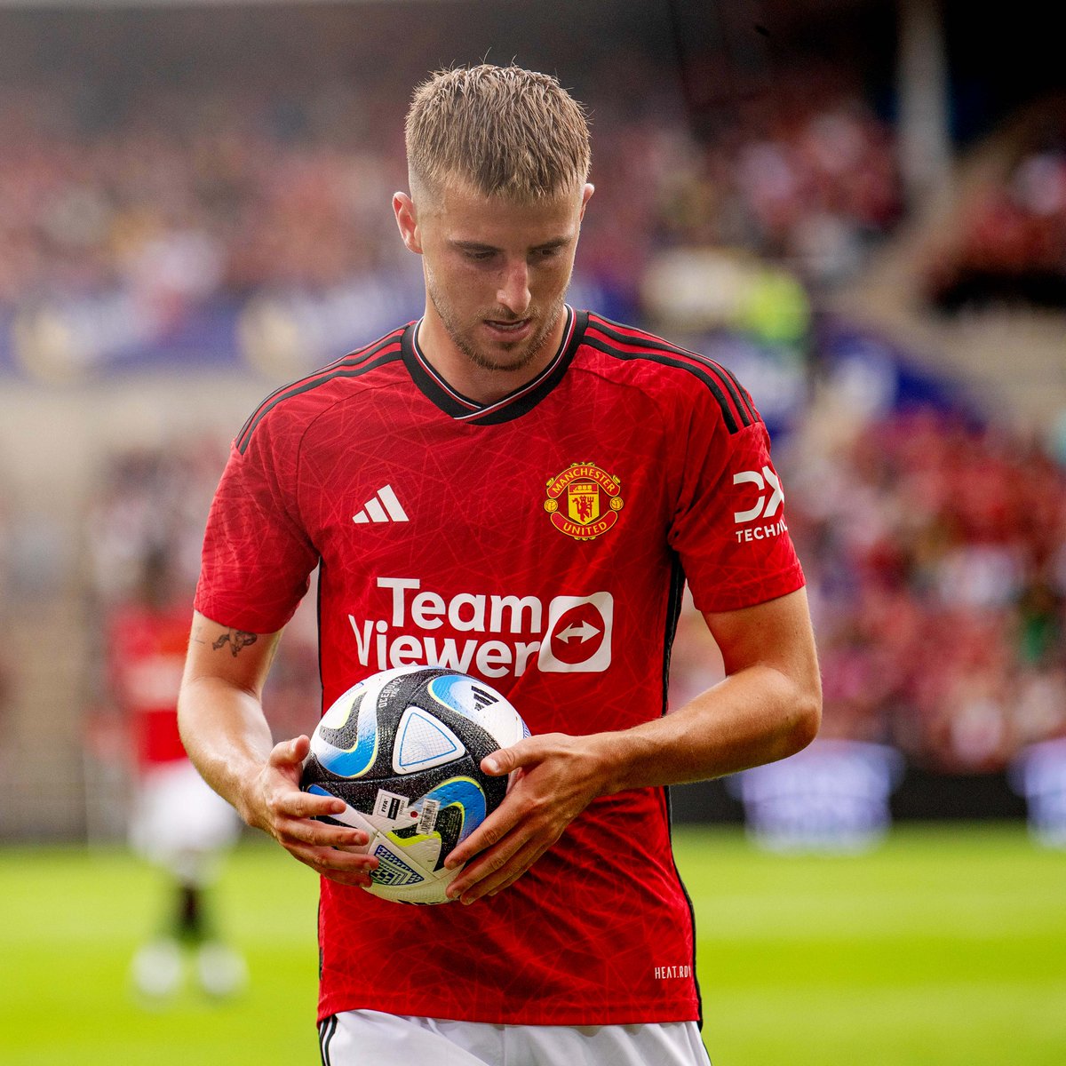 A glimpse of what's to come from our new no.7! 🪄 #MUFC