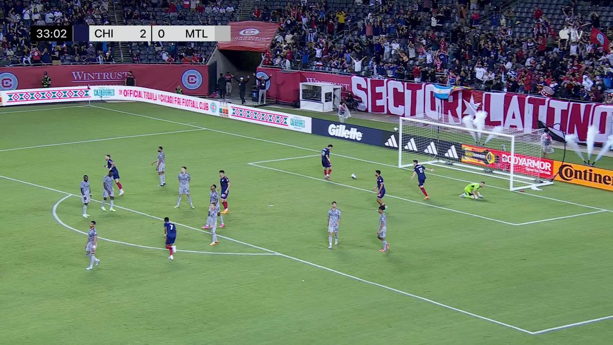 Shaqiri with the free kick routine straight off the training ground 😱 (via Major League Soccer)