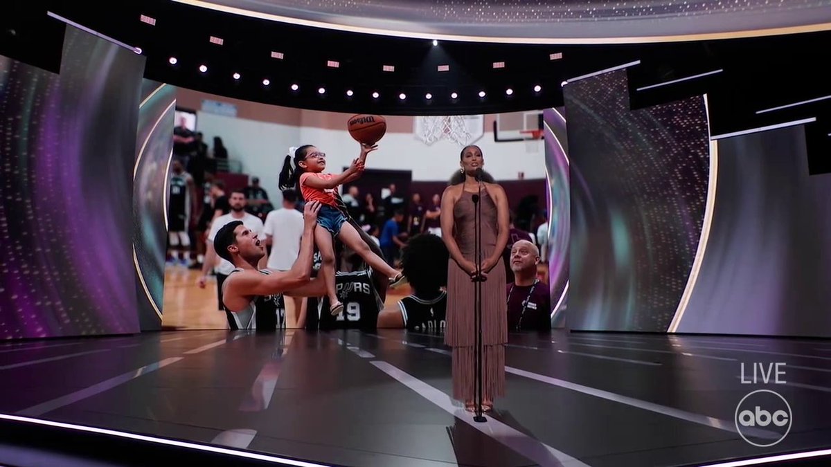 The San Antonio Spurs are the Sports Humanitarian Team of the Year 👏