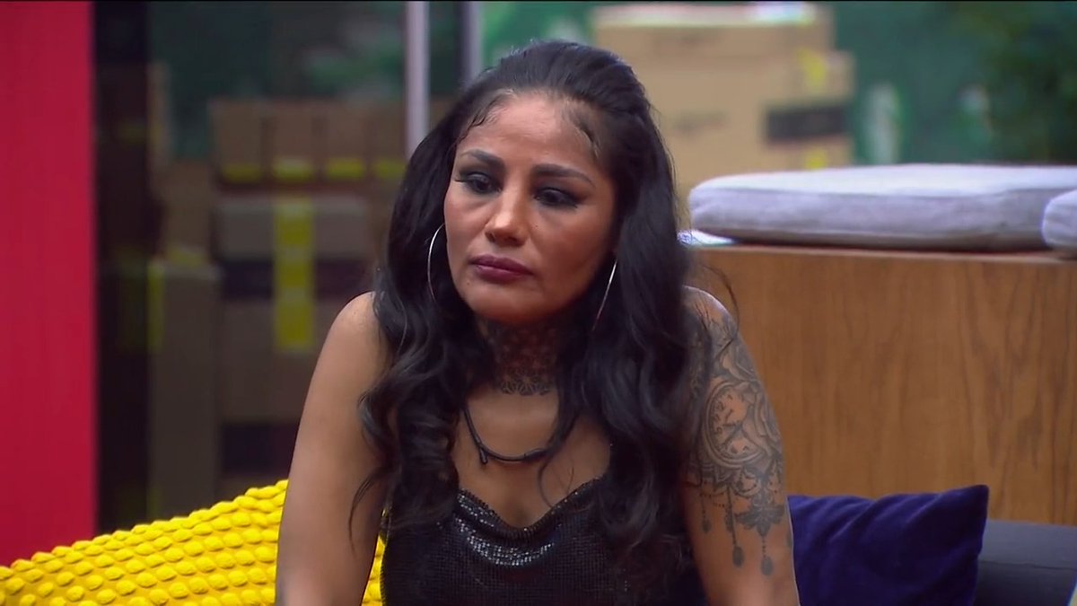 ¿Estrategia o miedo? La repartición de puntos de Barby Juarez fue... PECULIAR 👀 Wendy - 2 puntos Emilio - 1 punto Revive gratis las galas de #LaCasaDeLosFamososMx a través de ViX 🧡 👉
