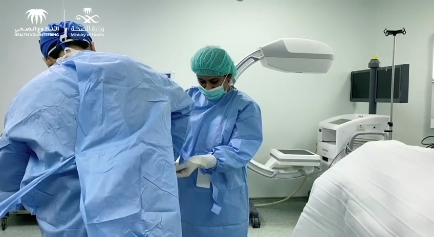 "التطوع فيه فائدة كبيرة لأهالي المنطقة" د. بدر العنزي | استشاري طب وجراحة العيون من أبطال #التطوع_الصحي ونموذج للتطوع الاحترافي، يساهم بخبرته في تقديم الرعاية الطبية اللازمة لأهالي رفحاء. فرع وزارة الصحة بمنطقة الحدود الشمالية