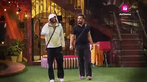 Abhishek and Elvish ke milne se hua poore ghar mein masti ka mahol! 🧑‍🤝‍🧑😎😅 Watch this episode of #BiggBossOTT2 tonight at 9pm, streaming free on #JioCinema. #BBOTT2 #BBOTT2onJioCinema @beingsalmankhan Abhishek Malhan Elvish Yadav Jiya Shankar Avinash Sachdev
