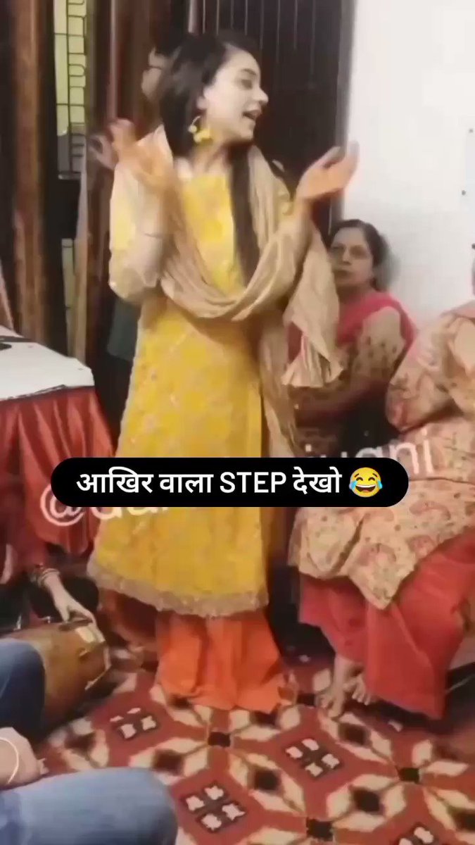 ननद भाभी का भविष्य बतलाती...