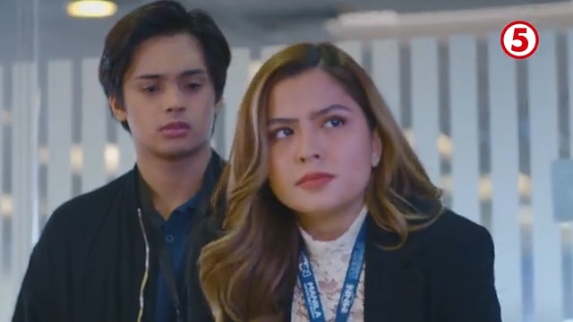 Si Angela, itataya ang lahat para sa pangarap at trabaho. Pero kasabay ng kaniyang mga responsibilidad, magigimbal sila ni Elon sa mga bahong matutuklasan nila! Hanggang saan aabot ang pagdiskubre nila sa lihim ng mga taong nakapaligid sa kanila?