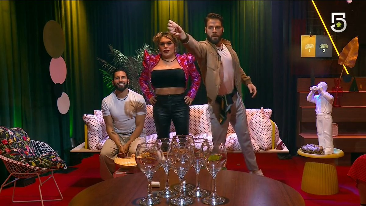 Parece chiste pero es anécdota... ¡Jorge Losa se gana el beneficio en la cena de nominados! ¿Qué dirá ese sobre azul? 👀😱 Revive gratis las galas de #LaCasaDeLosFamososMx a través de ViX 🧡 👉