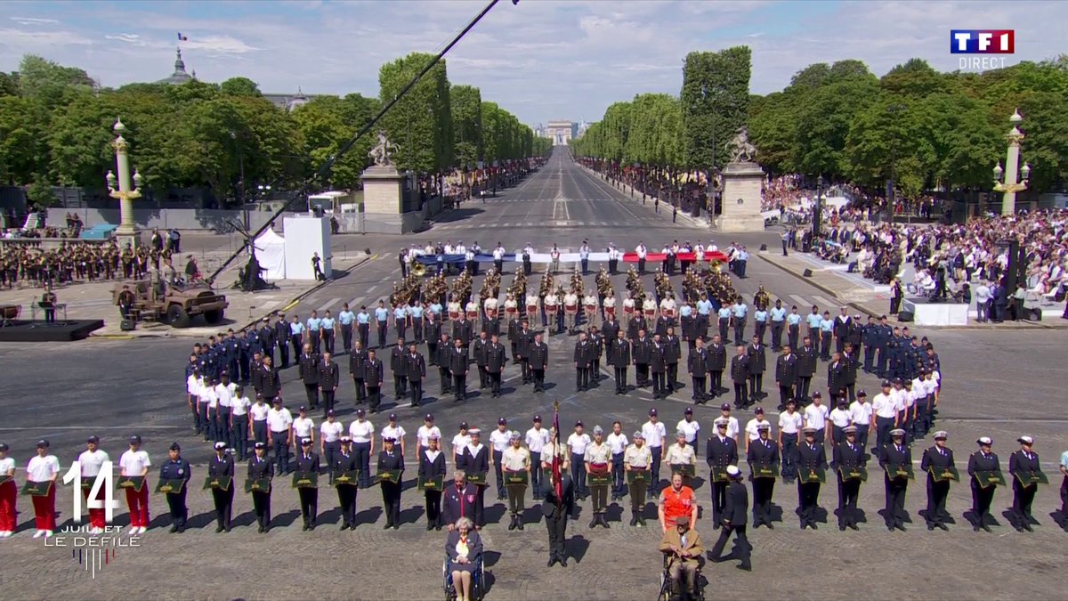 🔴 "#14Juillet, Le défilé" "J'ai vu bien des misères humaines" : lecture devant deux Résistants de la lettre de Jean Moulin qu'il avait écrite à sa mère et à sa sœur en 1940, un moment extrêmement émouvant ⬇ 📷 #14JuilletTF1 cc Antoine Guélaud