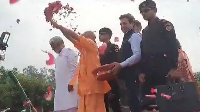 यह 'पुष्पवर्षा' आस्था का अभिनंदन और महान सनातन संस्कृति का वंदन है। हर हर महादेव!