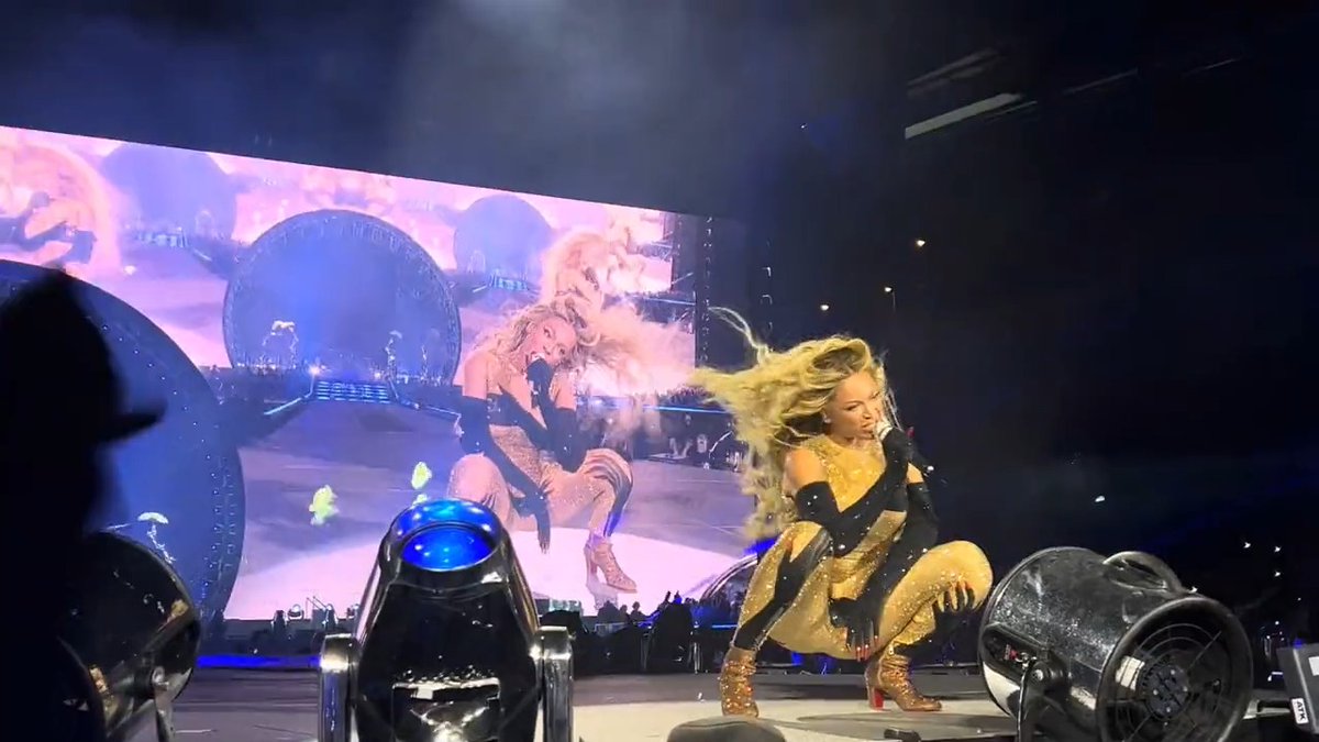 Beyoncé performing 'HEATED' in Philadelphia. #RENAISSANCEWorldTour