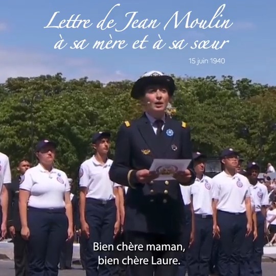 Moment fort du défilé militaire du #14 juillet 2023 ⤵️ La lecture de la lettre de Jean Moulin à sa mère et sa sœur, rédigée le 15 juin 1940, par Alix Meunet, lauréate du prix Clemenceau 2022.