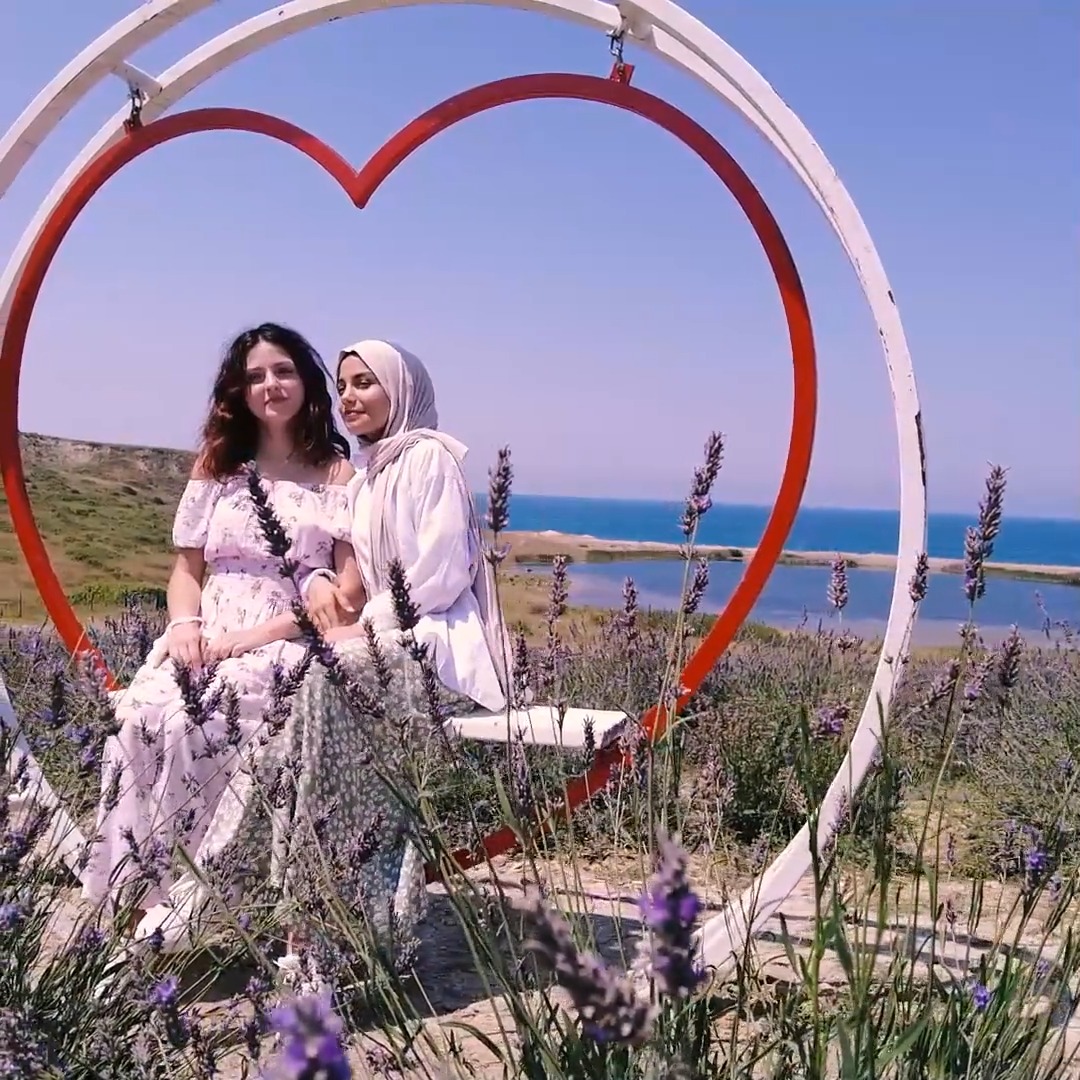 Bu güzelliğe şahit olmak isteyenler için Lavanta Bahçemizin konumunu buraya bırakıyorum: 2020'de İstanbul'u lavanta kokusuyla buluşturma sözü vermiştik, ellerimizle ektiğimiz lavantalar bugün 15 bin metrekarelik bahçe oldu.