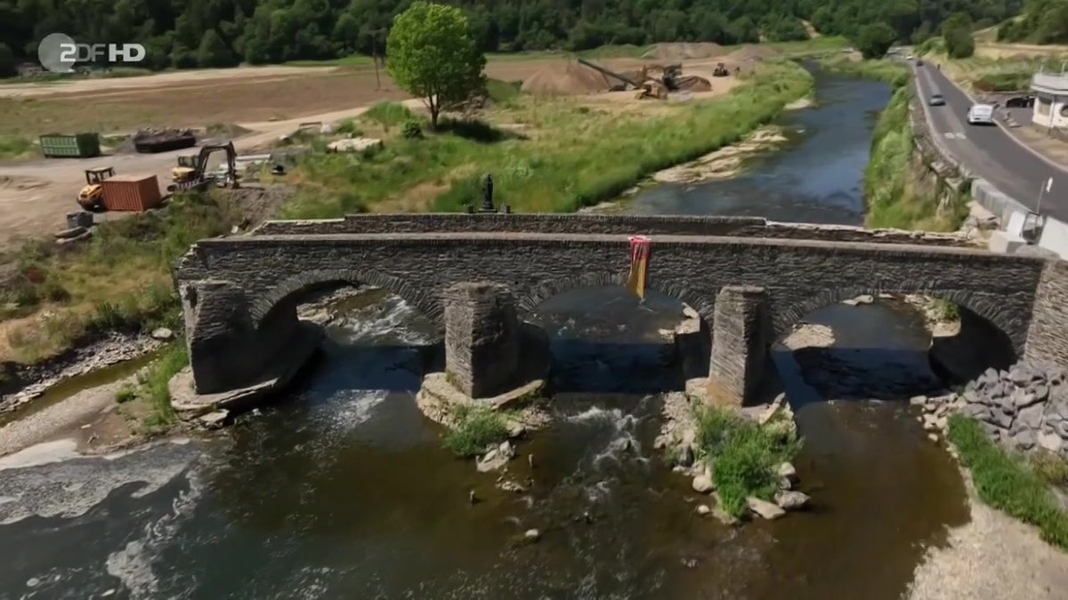 Der 14. Juli vor zwei Jahren: Mehr als 180 Menschen verloren in dieser Nacht ihr Leben, viele mehr ihr Zuhause. In #NordrheinWestfalen riss die Erft Erdmassen mit. Besonders schwer traf es außerdem viele Orte im #Ahrtal.
