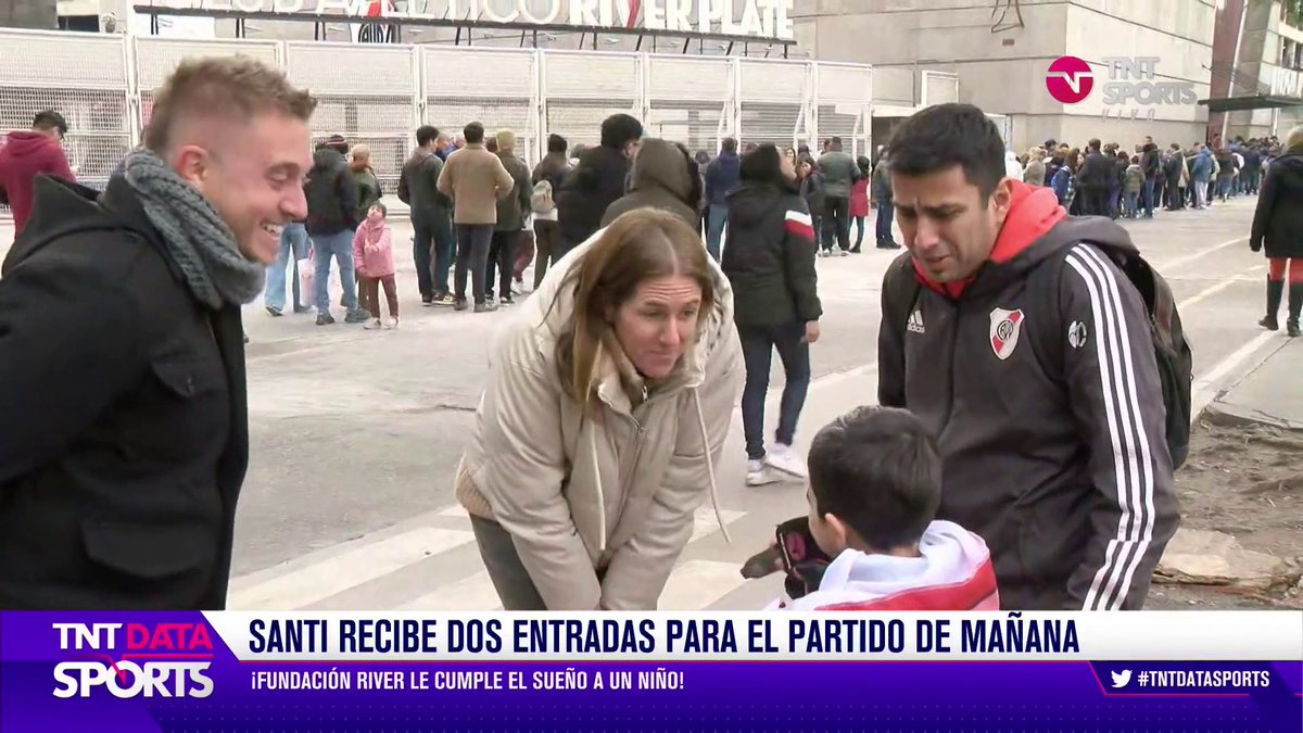 HERMOSA SORPRESA 👏⚪🔴 El emocionante momento en TNT Sports con Maximiliano Grillo 💚💜 y la Fundación River: Santi recibió dos entradas y estará en el partido del Millonario ante Estudiantes en el Monumental 🙌