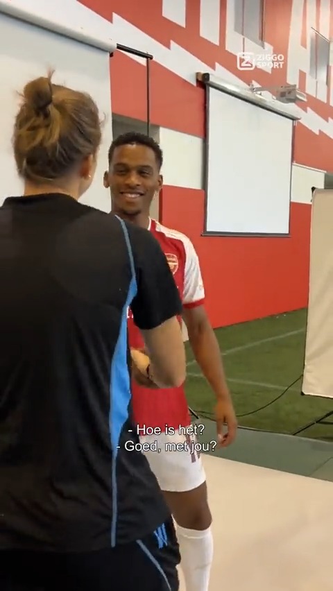Miedema heet Timber welkom bij Arsenal! 🤝 Al had ze liever een andere Timber gezien.. 😅 📽️ Arsenal #ZiggoSport