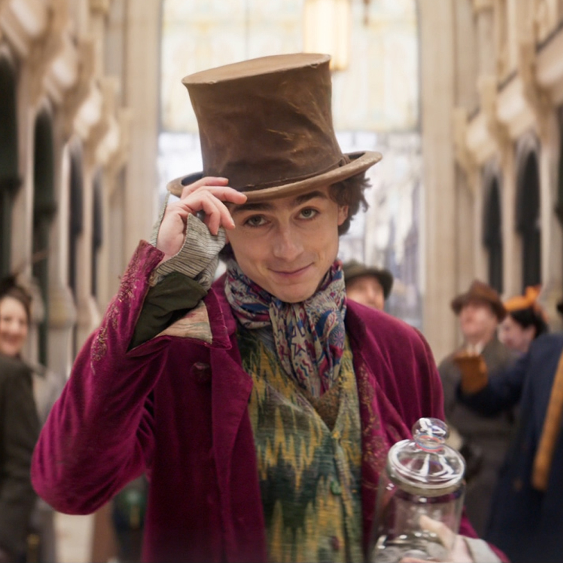 Solo en cines, 14 de diciembre - #WonkaPelicula. Mira a Timothée Chalamet en el nuevo tráiler.