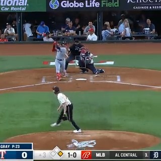 Hug me, brother! Bo and Josh Naylor just hit 2-run homers in the same inning! 🤯