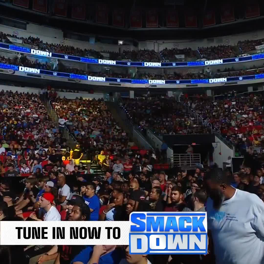 YEAH! 🔊🔊🔊 LA Knight is here on #SmackDown