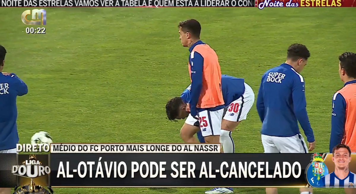 Primeiro, tínhamos o Inter de Milão interessado no Otávio. O clube italiano ficou impressionadíssimo com o seu desempenho quando defrontou o FC Porto na Liga dos Campeões. Na primeira mão, revelou uma inteligência incrível ao ser expulso - ao nível dos melhores do mundo. Na segunda mão, foi fundamental com as indicações estratégicas que deu a partir da bancada. Quando souberam que ele foi eleito o 𝘔𝘦𝘭𝘩𝘰𝘳 𝘑𝘰𝘨𝘢𝘥𝘰𝘳 𝘥𝘢 𝘓𝘪𝘨𝘢 𝘱𝘰𝘳𝘵𝘶𝘨𝘶𝘦𝘴𝘢 2022/23, sem ter ganho um único prémio de Homem do Jogo, as poucas dúvidas que tinham dissiparam-se: «é mesmo para contratar! Mas apenas quando a cláusula subir para 60 milhões de euros, porque 40M€ é uma pechincha por um craque deste calibre». Entretanto, o tempo vai passando e propostas concretas... nem sinal! Agora, eis que surge o Al Nassr a dizer 'não' ao Otávio, depois de ele ter dado o seu 'sim'. A situação não está nada fácil, meus caros. A verdade é que ninguém quer jogadores do FC Porto. E porquê? Porque sabem que esses craques só se destacam na liga portuguesa, dentro do sistema vigente. Por que motivo alguém iria querer comprar o Taremi se, sem o mesmo número absurdo de penáltis, ele não seria capaz de marcar nem metade dos golos? E o Diogo Costa, que apesar da sua inegável qualidade, está habituado a jogar com uma linha defensiva que tem carta branca para fazer absolutamente tudo? E quando digo tudo, incluo derrubar impiedosa e impunemente os adversários antes mesmo que estes tenham a oportunidade de criar perigo perto da grande área. E por que razão alguém haveria de querer contratar o Otávio sabendo que a "rassa", agressividade e impetuosidade que o caracterizam só funcionam em solo português? Em qualquer outro campeonato, seria, no mínimo, expulso em metade dos jogos. Pode até parecer divertido, mas acreditem, não é o tipo de protagonista que os clubes desejam. 𝗦𝗲𝗷𝗮𝗺𝗼𝘀 𝗵𝗼𝗻𝗲𝘀𝘁𝗼𝘀. 𝗔𝘁𝗲́ 𝗮𝗴𝗼𝗿𝗮, 𝗼 𝗢𝘁𝗮́𝘃𝗶𝗼 𝘁𝗲𝘃𝗲 𝗼𝘀 𝗺𝗲𝘀𝗺𝗼𝘀 𝗶𝗻𝘁𝗲𝗿𝗲𝘀𝘀𝗮𝗱𝗼𝘀 𝗾𝘂𝗲 𝗼 𝗦𝗲́𝗿𝗴𝗶𝗼 𝗖𝗼𝗻𝗰𝗲𝗶𝗰̧𝗮̃𝗼: 𝗻𝗲𝗻𝗵𝘂𝗺!
