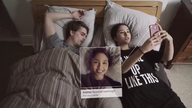 Sosyal medyada paylaşılan “aşırı mutlu” fotoğrafların perde arkasındaki özentiliği anlatan muazzam bir reklam