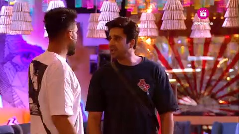 Things get personal between Elvish and Avinash!😡 Watch all the drama in this episode of #BiggBossOTT2 tonight at 9pm, streaming free on #JioCinema. #BBOTT2 #BBOTT2onJioCinema @beingsalmankhan @elvishyadav Avinash Sachdev