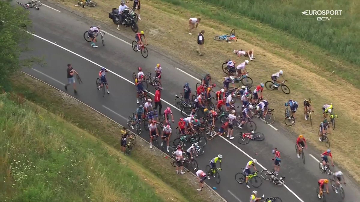 🚴🇫🇷 | Oh nee, wat gebeurt hier?! Een massale valpartij in het peloton en er zijn een hoop serieuze slachtoffers. De koers is voorlopig stilggelegd. 😲😲 #TDF2023⁣⁣ ⁣⁣ 📺 Koers kijk je op discovery+