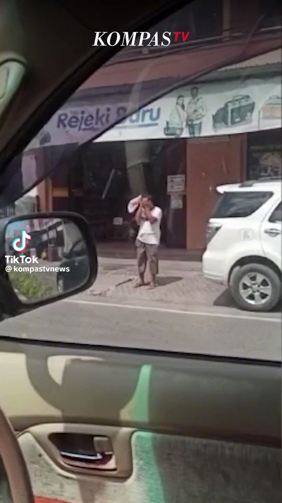 Kegoblogan.Unfaedah Jangan pandang sebelah mata profesi pengemis, ada yang punya tabungan hingga ratusan juta rupiah! 🤑 Kalo udah kayak gini siapa yang kasihan? 😂 Video: TikTok/kompastvnews