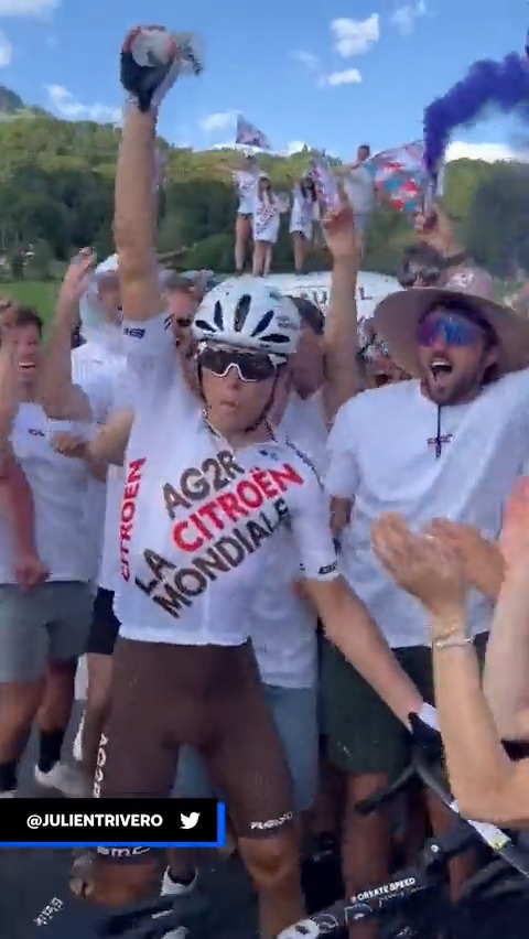 Pendant un moment, on a cru que Benoît Cosnefroy avait gagné le Tour de France ! 😆 Quel comité d'accueil pour Cosnefroy Benoit et Aurélien Paret-Peintre dans Joux Plane !🤩 Le #TDF2023, c'est à suivre en intégralité sur Eurosport avec #LesRP 👋 @AG2RCITROENTEAM (📽️ Julien Trivero)