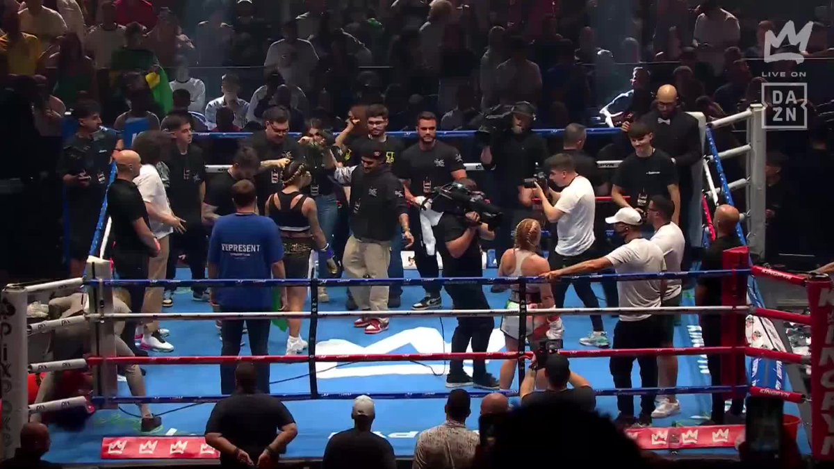 #Kingpyn Official Decision: Jully Poca 🥊 def. Elle Brooke via unanimous decision (50-45,49-46,49-46) #KingpynSF | LIVE NOW | Live on DAZN. Click the link in our bio to sign up 👊 | Partnered with PIXBET