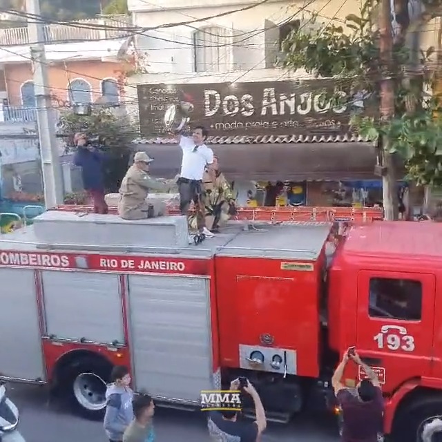New UFC flyweight champion Alexandre Pantoja received a heroes welcome in his hometown of Arraial do Cabo, Brazil earlier today 🇧🇷 🎥 MMA Fighting #UFC290 #UFC #MMA