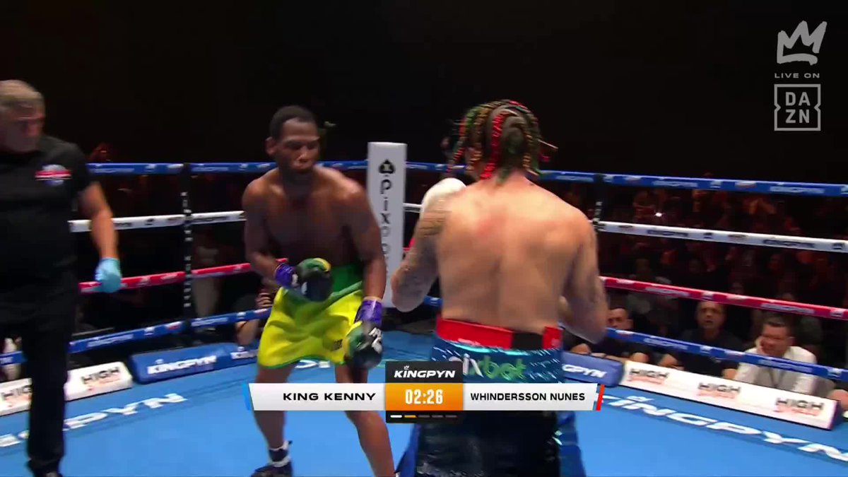 🚨AGORA: Whindersson Nunes leva golpe no rosto e cai durante a luta contra o britânico King Kenny no torneio de influenciadores do Kingpyn Boxing.